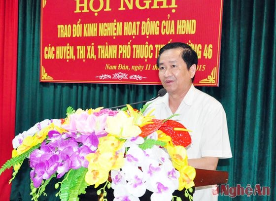 Ông Phan Công Lưu - Chủ tịch HĐND thị xã Cửa Lò trao đổi kinh nghiệm nâng cao chất lượng, hiệu quả hoạt đông chất vấn tại kỳ họp