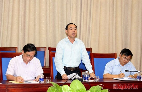 Ông Nguyễn Mạnh Cường - Phó giám đốc Sở VHTT và DL thông qua dự thảo báo cáo sơ kết 5 năm thực hiện Nghị quyết về phát triển du lịch Nghệ An giai đoạn 2011 - 2020.