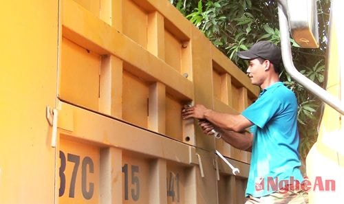 Tiến hành tháo dỡ phần thùng xe đã được chủ phương tiện lắp thêm.