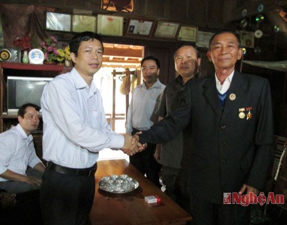 Đồng chí Vương Quang Minh thăm hỏi, động viên người có uy tín ở bản Tiền Tiêu.