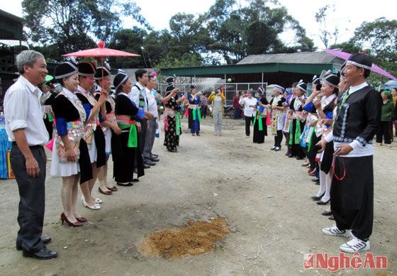 Thi ném pao trong ngày hội Đại đoàn kết ở bản Tiền Tiêu.