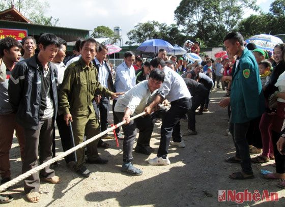 Hội thi kéo co diễn ra sôi nổi, nhiều người tham gia cổ vũ.