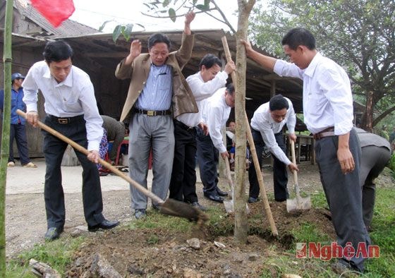 Đồng chí Vương Quang Minh (ngoài cung, bên trái) trồng cây lưu niệm tại bản Tiền Tiêu.