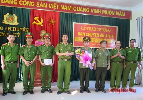 Đại tá Nguyễn Mạnh Hùng - Phó giám đốc Công an tỉnh trao thưởng cho lãnh đạo công an huyện Tân Kỳ và Ban chuyên án 135K