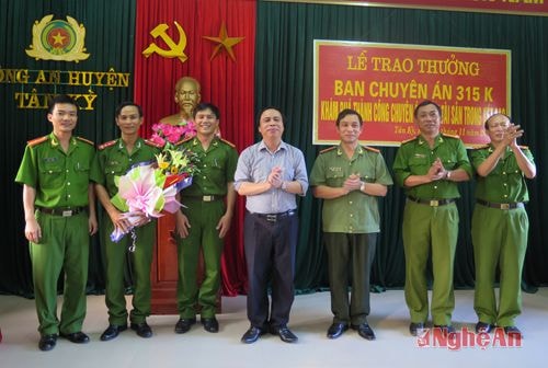 Đồng chí Phạm Văn Hóa - Chủ tịch UBND huyện Tân Kỳ trao thưởng cho lãnh đạo công an huyện Tân Kỳ và Ban chuyên án 135K