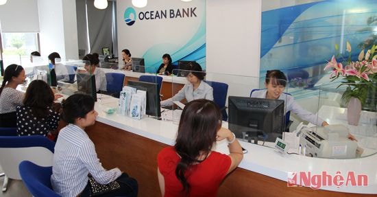 Giao dịch tại Ngân hàng TMCP Đại Dương (Ảnh minh họa).