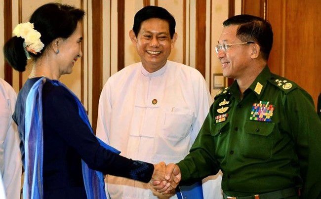 Tướng Min Aung Hlaing chúc mừng thắng lợi của bà Aung San Suu Kyi. (Nguồn: EPA)