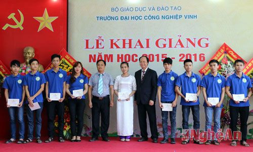 Trao học bổng cho các sinh viên xuất sắc