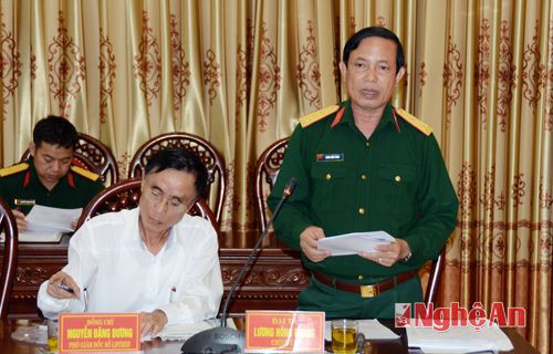 Đại tá Lương Hồng Phong, Chính ủy Bộ Chỉ huy Quân sự tỉnh, Phó Ban Thường trực Ban chỉ đạo 1237 trình bày báo cáo hoạt động quy tập và đề xuất bổ sung phương tiện cho đội quy tập.