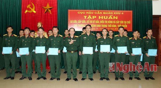 Đại tá, PGS.TS Nguyễn Như Lâm – Phó Viện trưởng Viện bỏng Lê Hữu Trác trao chứng nhận đào tạo Sơ, cấp cứu và điều trị bỏng cho các học viên.