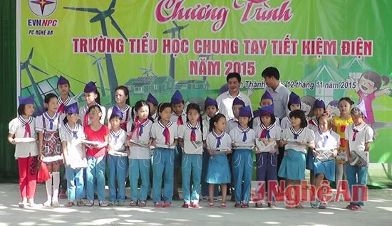  Lãnh đạo Điện lực Nghệ An trao quà cho các em học sinh nghèo vượt khó học giỏi.