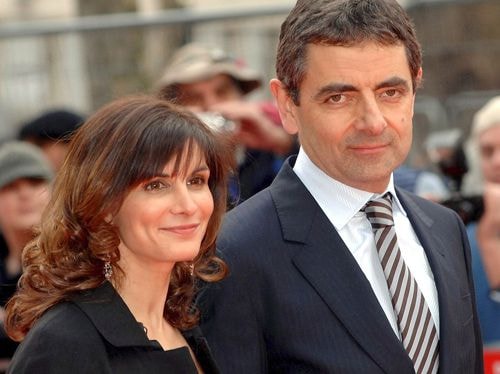  Tháng 2/2014, Rowan Atkinson là người đệ đơn ly hôn Sunetra Sastry. Sau đó, ông bị bắt gặp hẹn hò với diễn viên kém mình 28 tuổi - Louise Ford (32 tuổi).