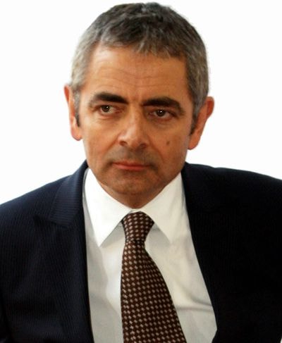 Phong cách diễn xuất của Rowan Atkinson thường sử dụng cử chỉ nhiều hơn lời nói và được so sánh với Charlie Chaplin.