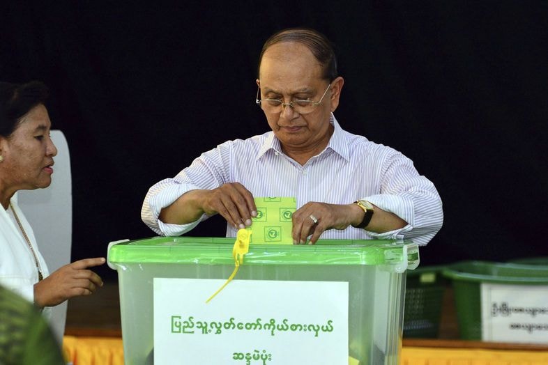 Tổng thống đương nhiệm Thein Sein đi bỏ phiếu hôm 8/11. Ông này cũng đã cam kết tôn trọng kết quả bầu cử và tiến hành chuyển giao quyền lực trong hoà bình. Ảnh: AP 