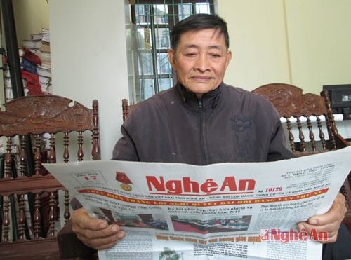 Già Ngân Văn Phít đọc báo đảng