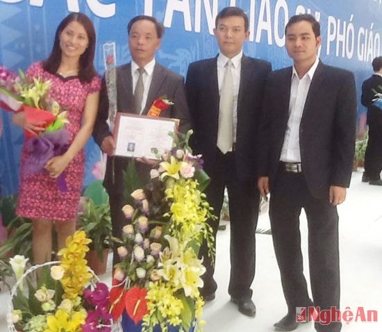 Đồng nghiệp, người thân chúc mừng PGS. TS. Bùi Văn Hào, Khoa Lịch sử, Trường Đại học Vinh.