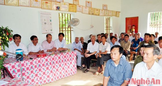 Cán bộ và nhân dân xóm Trung Thành trong ngày lễ