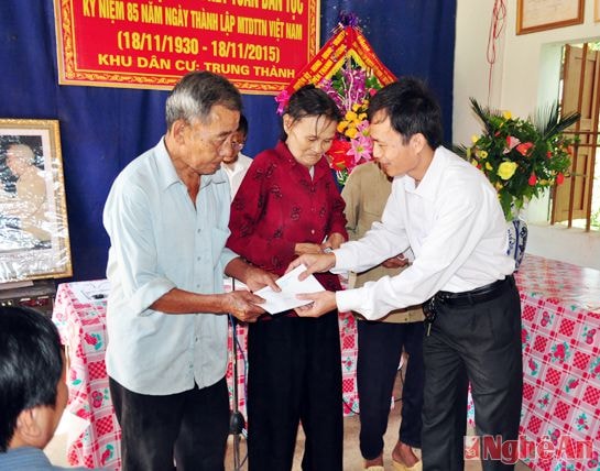 Phó Chủ tịch UBMTTQ tỉnh Võ Văn Tiến trao quà cho các hộ nghèo