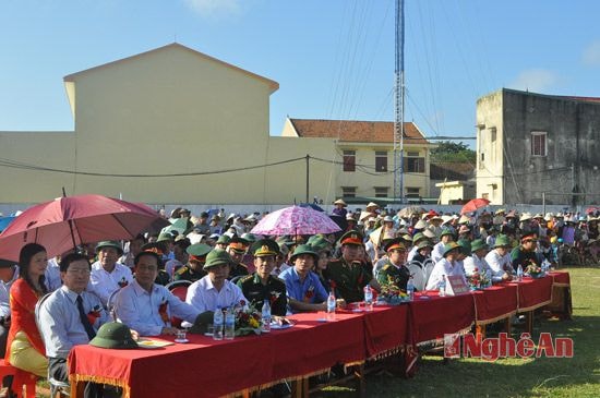 Đại diện lãnh đạo tỉnh và Quân khu 4 dự lễ đón Danh hiệu Anh hùng LLVT xã Quỳnh Liên