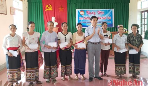 Lãnh đạo huyện trao quà cho hộ gia đình nghèo