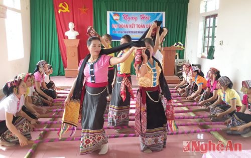 Bà con vui hội nhảy sạp tại buổi lễ