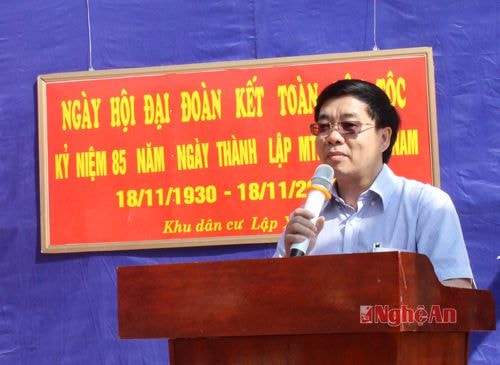 Đồng chí Nguyễn Văn Thông phát biểu chúc mừng bà con xóm Lập Xuân 2