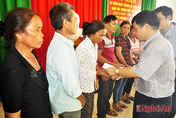 Đồng chí Huỳnh Thanh Điền tặng quà các hộ nghèo trong xóm.