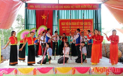Tiết mục văn nghệ chào mừng ngày hội Đại đoàn kết toàn dân tộc ở bản Quyết Tâm