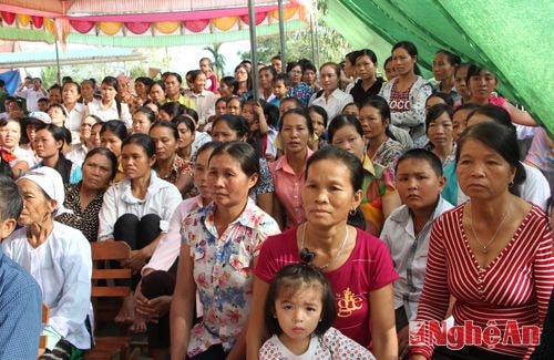 Đông đảo bà đến tham dự ngày hội với chương trình phần lễ trang trọng và phần hội vui nhộn.