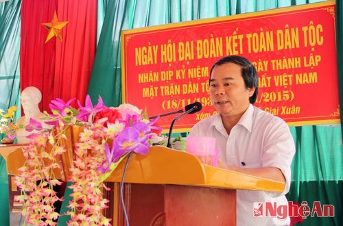 Thừa ủy quyền lãnh đạo tỉnh, đồng chí Phan Thanh Đoàn chúc mừng những thành tựu mà bà con xóm Quyết Tâm đã đạt được trong năm vừa qua.