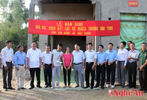 Lãnh đạo các ban ngành trao tặng nhà Đại đoàn kết cho gia đình anh Trương Văn Tình.