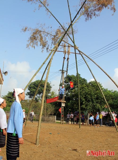 Phân hội hết sức sôi động với những trò chơi dân gian truyền thống của đồng bào dân tộc Thổ.