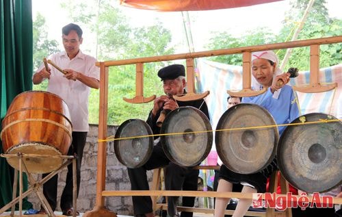 Đánh chiêng, trống và thổi kèn là một trong những đặc sắc của đồng bào Thổ trong những ngày hội.