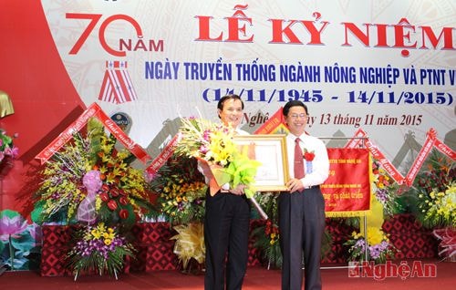 Đồng chí Hồ Ngọc Sỹ, giám đốc Sở NN&PTNT nhận bằng khen của Thủ tướng Chính phủ