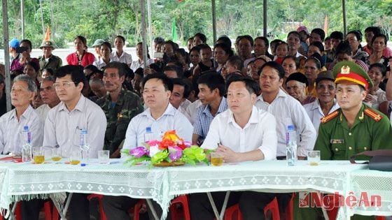Đông đảo đại biểu và bà con bản Chắn dự Ngày hội Đại đoàn kết toàn dân.