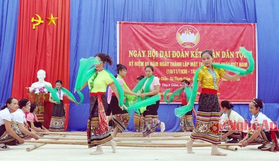 Tiết mục văn nghệ chào mừng Ngày hội Đại đoàn kết toàn dân của bản Chắn.