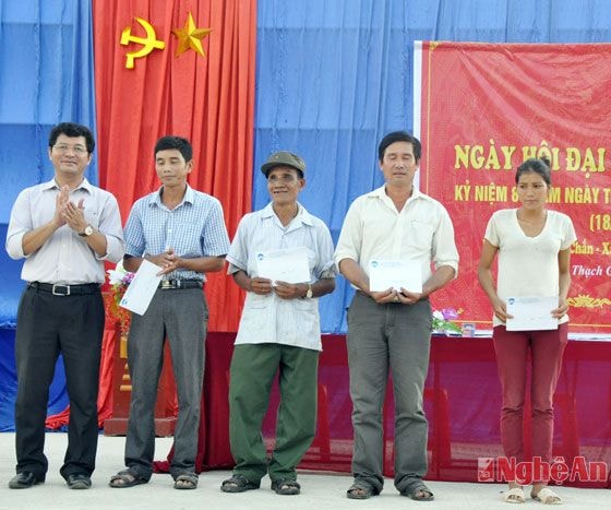 Đồng chí Phạm Trọng Hoàng- Uỷ viên BCH Đảng bộ tỉnh, Bí thư Huyện ủy Tương Dương  tặng quà cho các họ nghèo ở xã Thạch Giám.