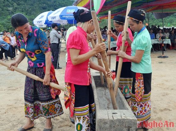 Sau phần lễ, bà con bản Chắn sôi nổi bước vào phần hội.