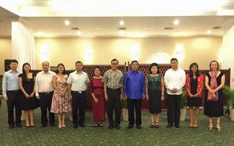 Cuộc gặp hiếm hoi giữa  gia đình Thủ tướng Hun Sen với gia đình ông Sam Rainsy.