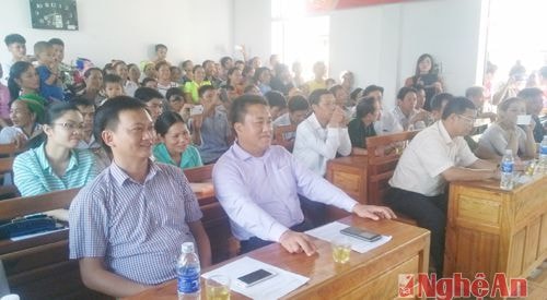 Các đại biểu và bà con tham gia ngày hội