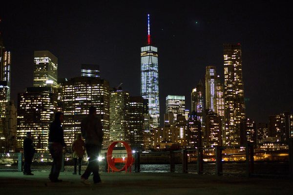 Ăng ten Trung tâm thương Mại Thế giới ở New York sẽ để màu cờ Pháp nhằm tưởng niệm các nạn nhân trong vụ tấn công ở Paris. Ảnh: AP