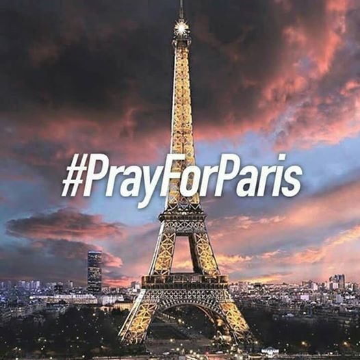 Những dòng chữ như PrayForParis đang được người dân khắp thế giới chia sẻ. Ảnh: Internet