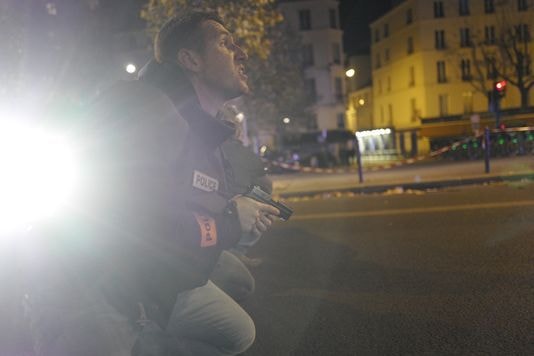Cảnh sát đặc nhiệm Pháp tại một trong những nơi xảy ra tấn công ở Paris. Ảnh: Le Monde