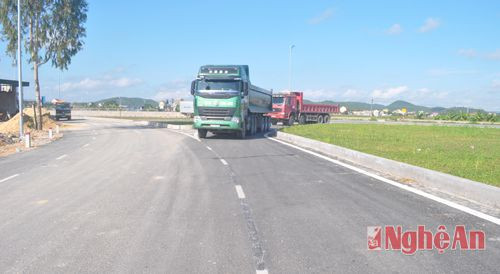 NHờ hoàn thành dự án cầu vượt, hiện nay các phương tiện vận tải đã lưu thông qua cầu vượt