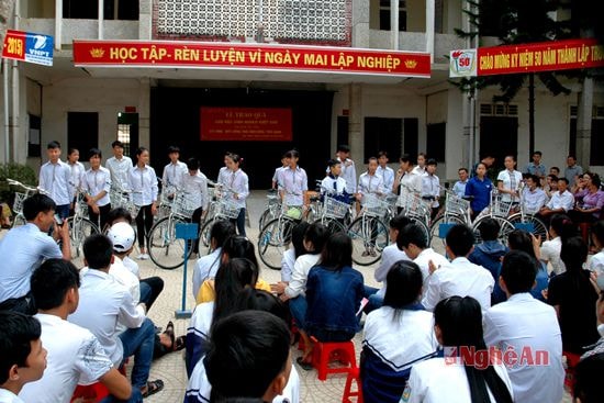 Quang cảnh buổi trao quà
