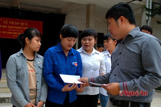 Đại diện Công ty TNHH Gia Hưng tặng học bổng cho các em học sinh