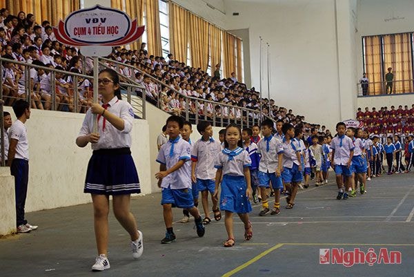 Các khối VĐV diễu hành qua Lễ đài