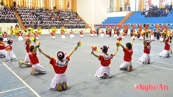 Màn đồng diễn Aerobic của các em học sinh tiểu học trong lễ khai mạc