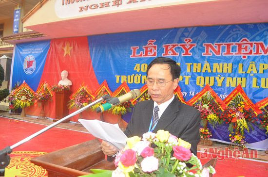 Thầy Nguyễn Đình Phượng - Hiệu trưởng nhà trường đọc diễn văn ôn lại truyền thống 40 năm xây dựng và phát triển