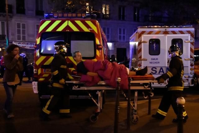 Một nạn nhân trong loạt vụ đánh bom ở Paris. Ảnh: AFP